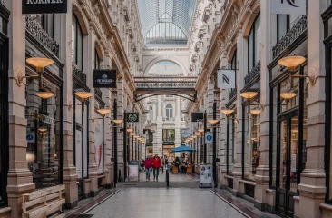 Overdekte winkelpassage De Passage in Den Haag met luxe boetieks en historische architectuur.